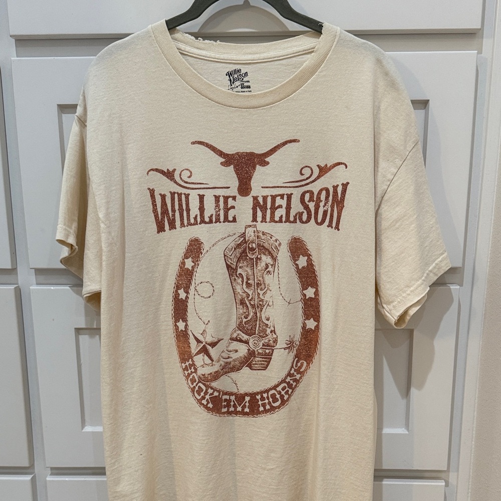 Willie Nelson Hook ‘em Horns Distressed Graphic Tee